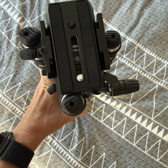 Manfrotto Befree Live Carbon Fiber Tripod Kit with Fluid Video Head - Picture 4 of 6